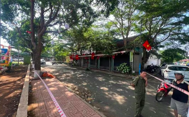 Lực lượng chức năng địa phương phong toả hiện trường điều tra vụ việc.