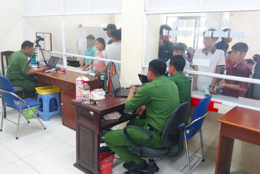 Công an xã Hòa Bình tiếp nhận, giải quyết thủ tục cấp căn cước, định danh điện tử cho học sinh.