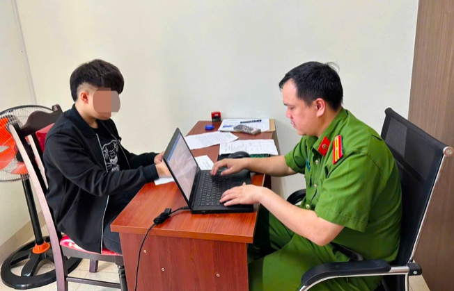 Công an phường Cam Đường làm việc với 1 trong 2 thanh niên xuất hiện trong clip lái xe máy bằng chân.