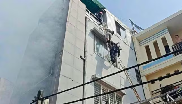 Lực lượng chức năng địa phương nhanh chóng có mặt tại hiện trường cứu hộ các nạn nhân mắc kẹt trong ngôi nhà đồng thời khống chế, dập tắt đám cháy. Ảnh: CA TP HCM.