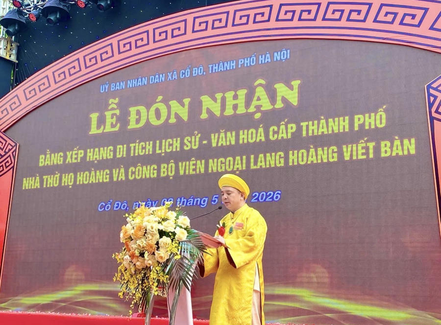 Ông Hoàng Xuân Mai - Thủ nhang Đền Rừng (Bồ Đề, Hà Nội), đời thứ 14 của dòng họ đáp từ, cảm tạ tại buổi lễ.