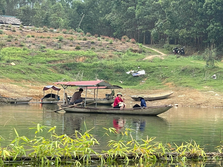Cuộc sống bình dị của người dân ven hồ Thác Bà.