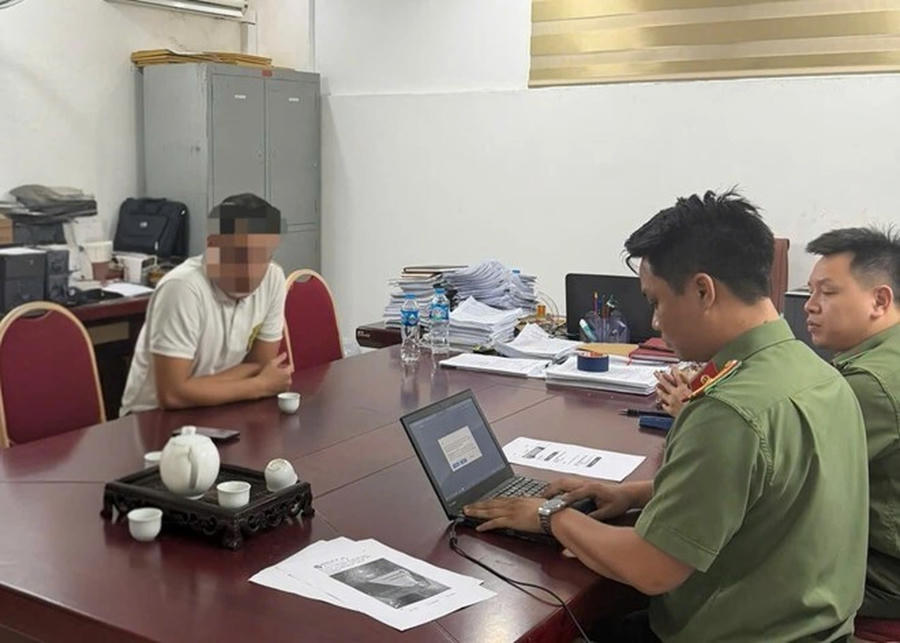 Lực lượng chức năng xử lý trường hợp sử dụng Facebook bình luận nội dung công kích, xúc phạm uy tín của lực lượng Công an. Ảnh: Công an TP Hải Phòng.