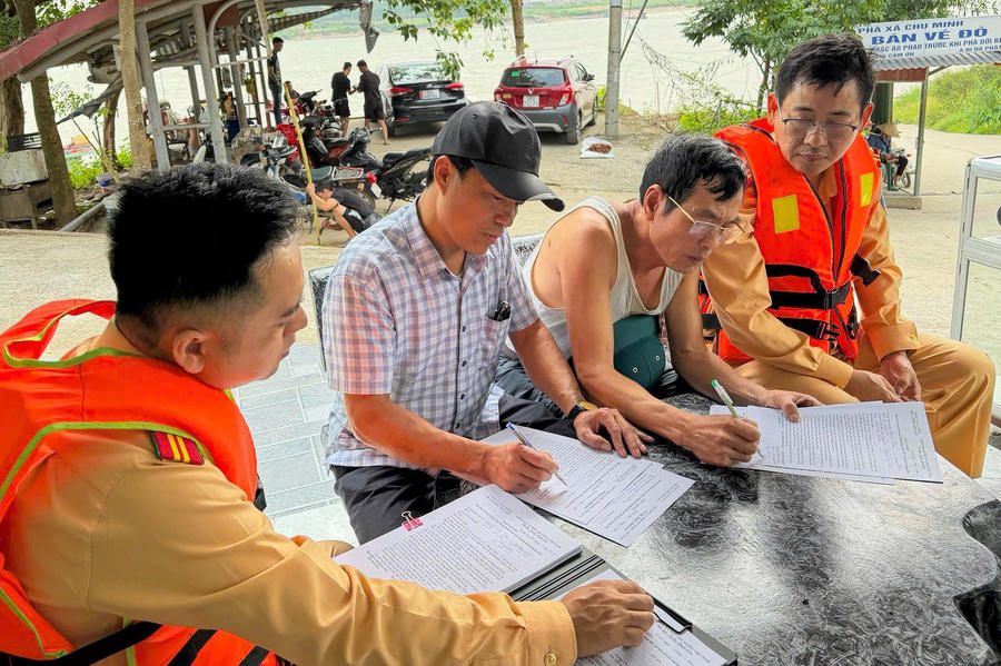 Chủ bến và người điều khiển phương tiện ký cam kết chấp hành ATGT.