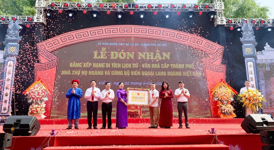Đại diện Sở Văn hóa và Thể thao Hà Nội, Sở Dân tộc và Tôn giáo Hà Nội đã trao Bằng xếp hạng di tích; đại diện Đảng bộ, chính quyền và dòng họ Hoàng trân trọng đón nhận.