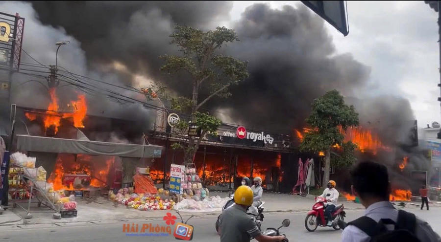 Hiện trường vụ cháy tại phường An Phong, TP Hải Phòng, khói đen bốc cao, nhiều cửa hàng bị ảnh hưởng.