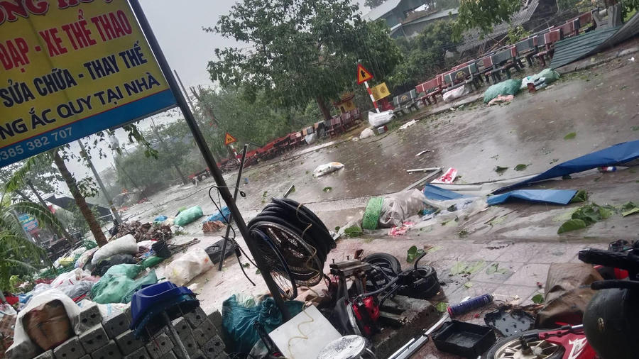 Mưa đá kèm dông lốc đã làm nhiều nhà dân tại tỉnh Tuyên Quang bị hư hỏng.