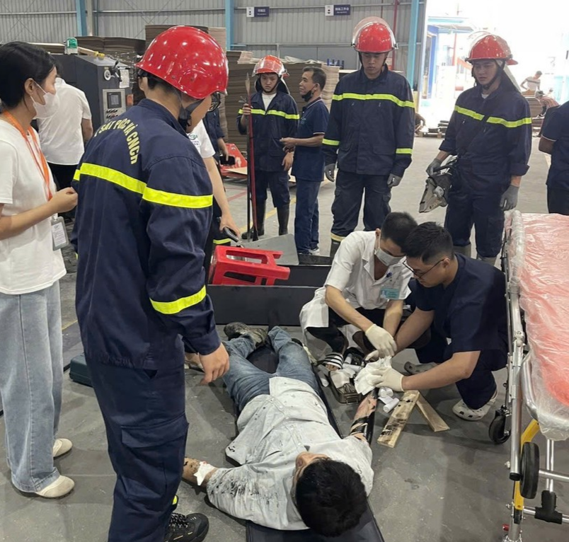 Các lực lượng phối hơp tiến hành sơ cấp cứu nạn nhân.