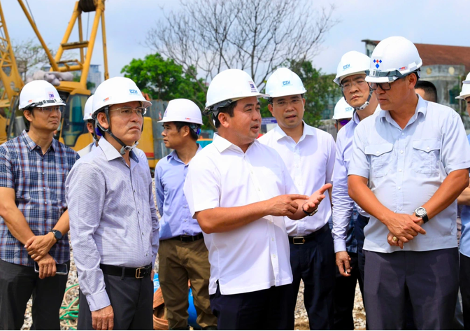 Bí thư Hà Nội Trần Đức Thắng trao đổi với các đơn vị tại dự án hồ điều hòa Phú Đô.