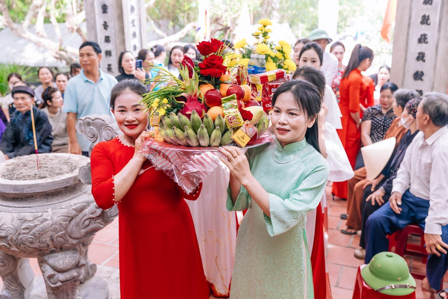 Dâng lễ cúng&nbsp;Đô sát Đại tướng quân Đặng Tế &nbsp;tại Lễ hội đền Xuân Úc năm 2026.&nbsp;(Ảnh: Mạnh Hùng).