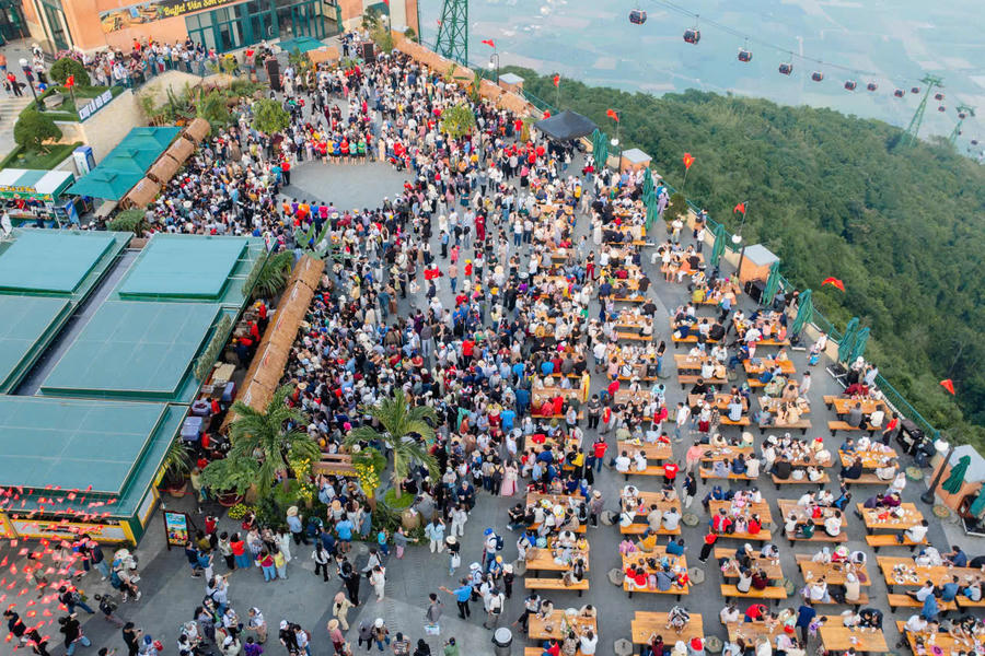 Biển người hành hương Núi Bà Đen trong niềm hân hoan, thành kính.