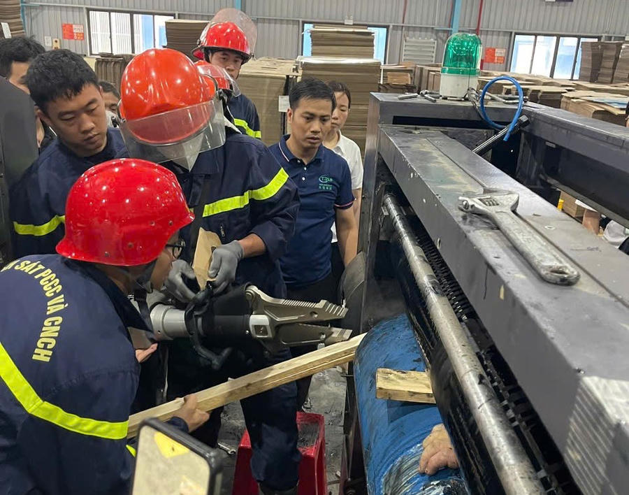 Lực lượng Cảnh sát PCCC & CNCH kịp thời cứu nạn công nhân bị kẹp tay vào máy in công nghiệp.
