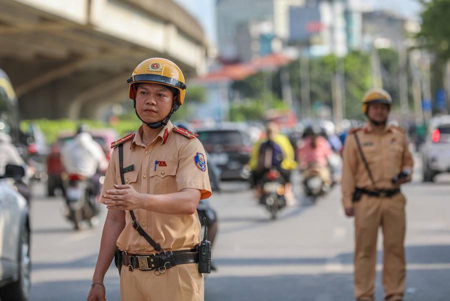 CSGT làm nhiệm vụ trên tuyến Phạm Hùng.