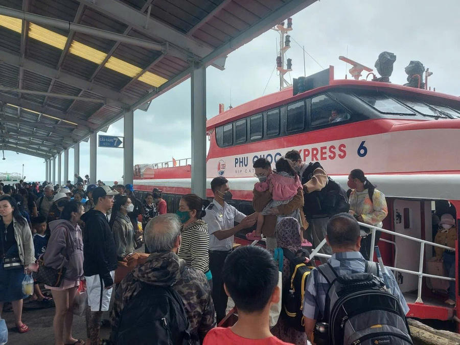 Lực lượng bảo vệ hỗ trợ hướng dẫn hành khách xếp hàng gọn gàng khu vực bến tàu