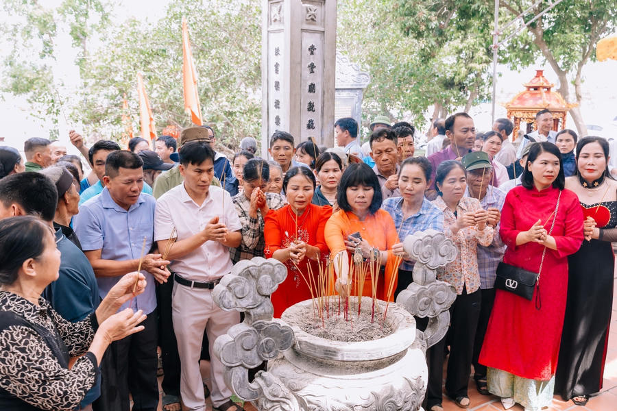 Đông đảo người dân và du khách dâng hương tại&nbsp;Lễ hội đền Xuân Úc năm 2026. (Ảnh: Mạnh Hùng).