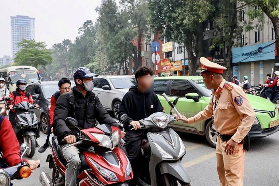 CSGT xử lý trường hợp không đội mũ bảo hiểm.