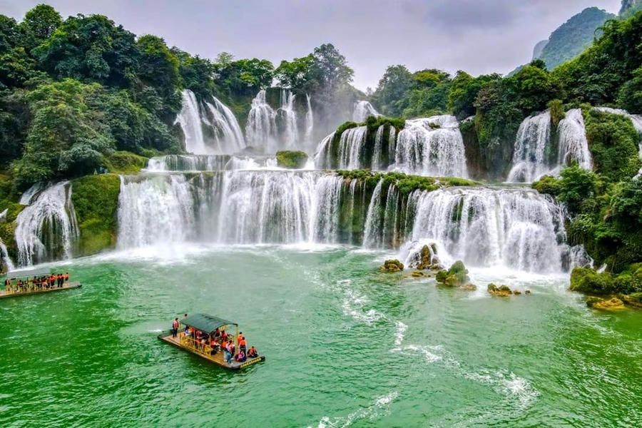Đông đảo du khách đến tham quan thác Bản Giốc dịp lễ 30/4 và 1/5.