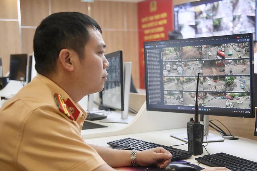 Thiếu tá Trần Đình Hoàng trong ca trực tại Trung tâm điều khiển giao thông.