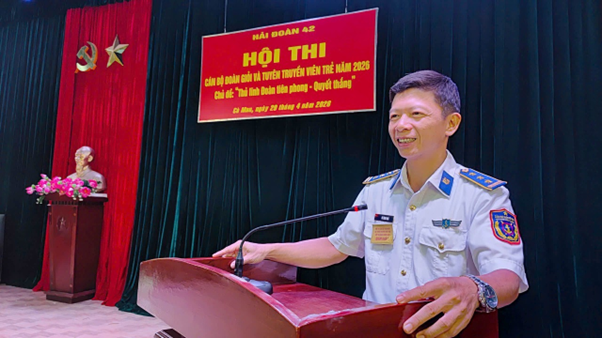 Thượng tá Vũ Đình Ngà - Ủy viên Ban Thường vụ Đảng ủy, Phó Chính ủy Hải đoàn phát biểu tại hội nghị