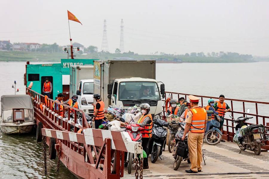 Cảnh sát đường thủy Hà Nội kiểm soát phương tiện vận tải khách trên sông Hồng.