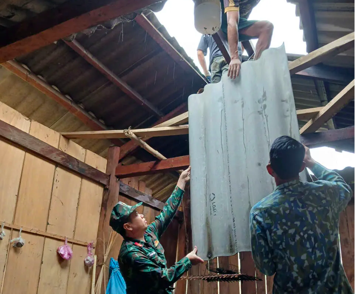 Các lực lượng tham gia hỗ trợ hộ dân bị thiệt hại do dông lốc.