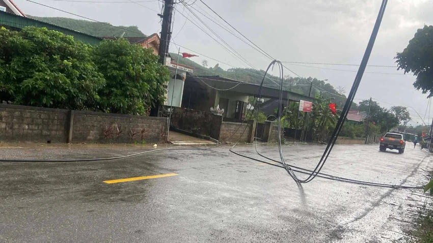 Mưa kèm giông lốc khiến một số tài sản bị hư hỏng.