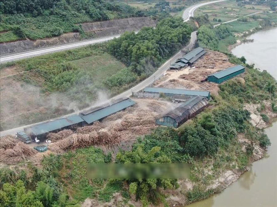 Các cơ sở đốt than được cho là gây ô nhiễm môi trường trên địa bàn xã Đông Cuông (Lào Cai). (Ảnh: TTXVN).