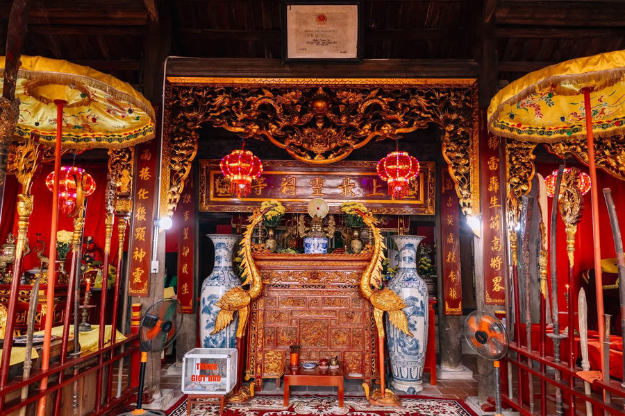 Bài vị của&nbsp;Đô sát Đại tướng quân Đặng Tế đặt trang trọng trong Đền Xuân Úc. (Ảnh: Mạnh Hùng).