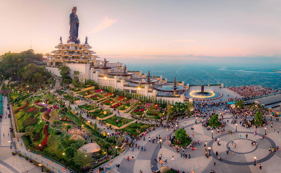 Núi Bà Đen là điểm du lịch nổi tiếng, thu hút hàng triệu du khách mỗi năm