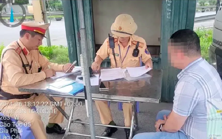 Anh H hiện đang là cán bộ xã Bảo Hà tỉnh Lào Cai từng bị Phòng CSGT Công an tỉnh Lào Cai tước GPLX 23 tháng nhưng vẫn tiếp tục điều khiển xe trên cao tốc.