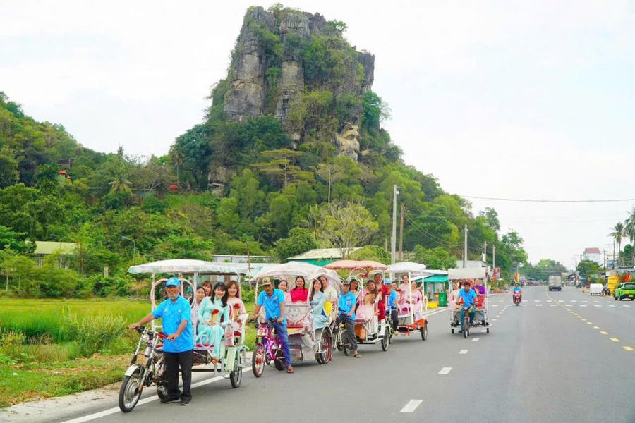 Du lịch An Giang đa dạng với sự kết hợp giữa tham quan cảnh quan, nghỉ dưỡng biển, khám phá văn hóa - lịch sử và ẩm thực độc đáo.