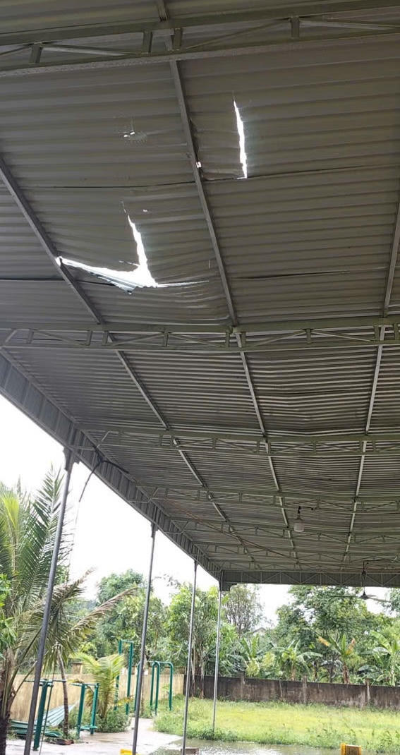 Một số nhà cửa tại xã Thành Bình Thọ bị hư hỏng.