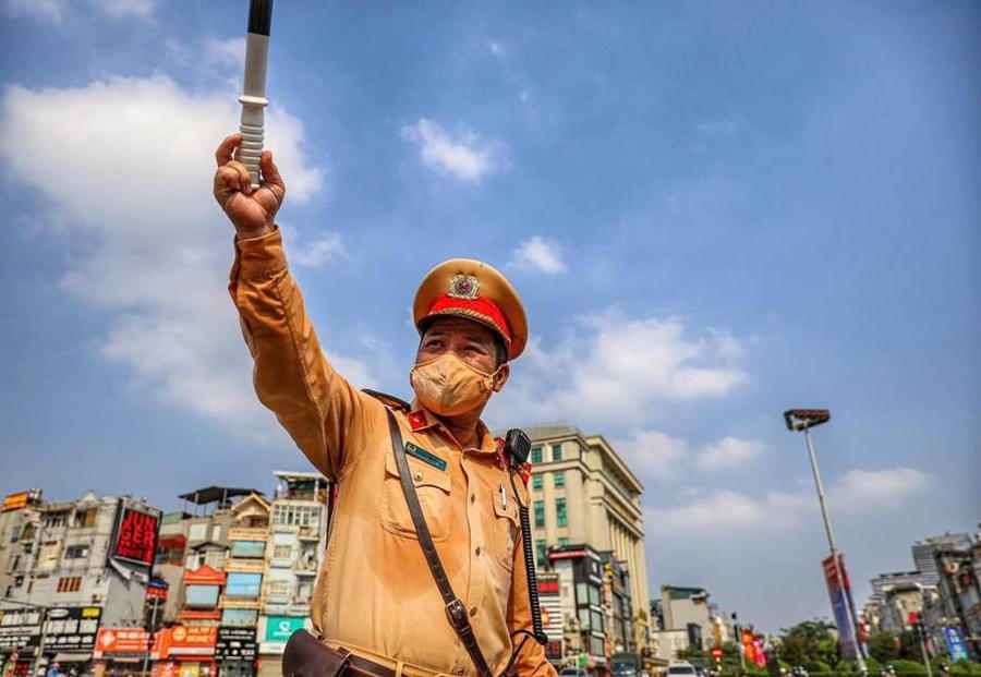 CSGT làm nhiệm vụ trong cái nắng đầu hè.