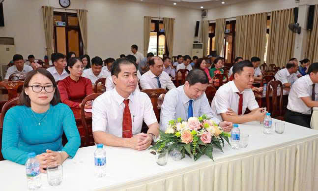 Lãnh đạo phường và các cán bộ công chức tham dự hội nghị.