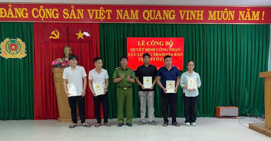 Công an phường Biên Hòa trao quyết định công nhận lực lượng tham gia ANTT ở cơ sở.