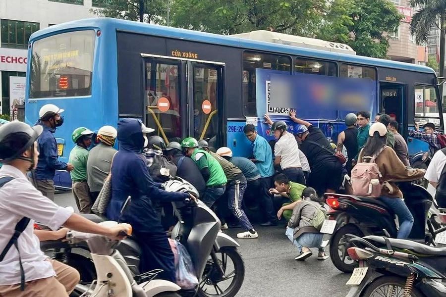 Kịp thời cứu nạn người phụ nữ bị mắc kẹt dưới gầm xe buýt sau va chạm giao thông.