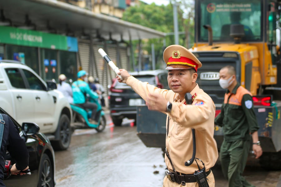 Lực lượng chức năng tổ chức phân luồn giao thông.