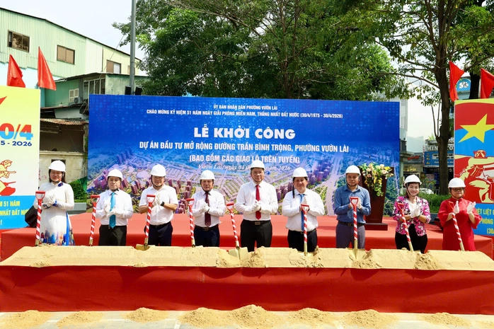 Nghi thức khởi công dự án đầu tư mở rộng đường Trần Bình Trọng. Ảnh: Báo Người Lao động.