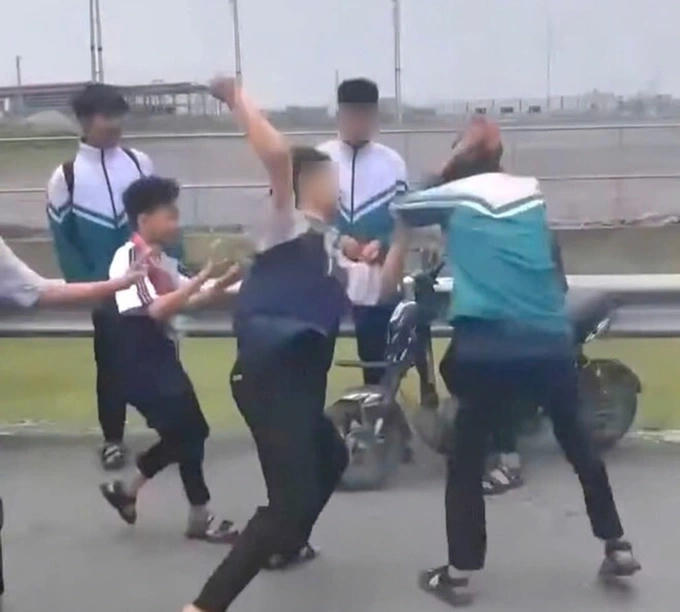 Nam sinh lớp 9 bị đuổi theo và đánh tới tấp bằng thắt lưng. Ảnh cắt từ video