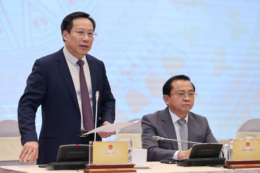 Thứ trưởng Bộ Y tế Lê Đức Luận thông tin tại buổi Họp báo. Ảnh: VGP