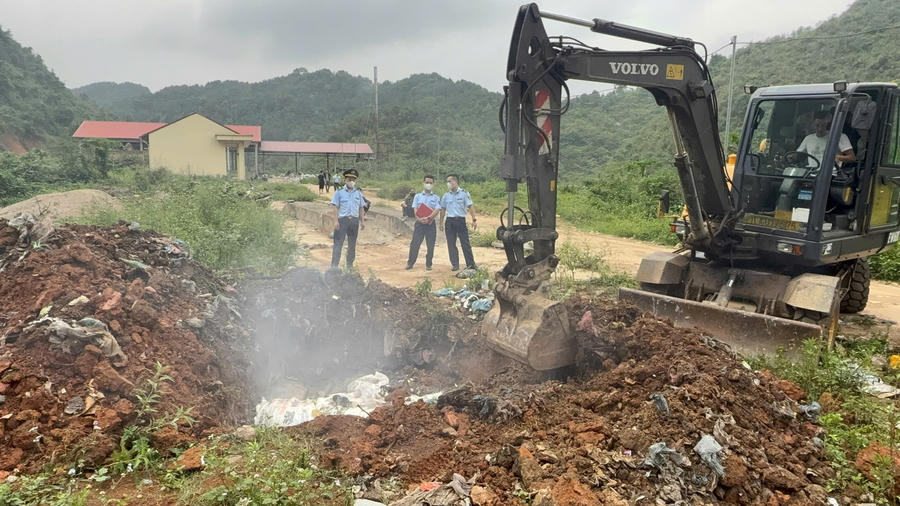 Lực lượng QLTT Cao Bằng giám sát tiêu hủy hơn 4 tấn phân đạm nhập lậu, không rõ nguồn gốc.
