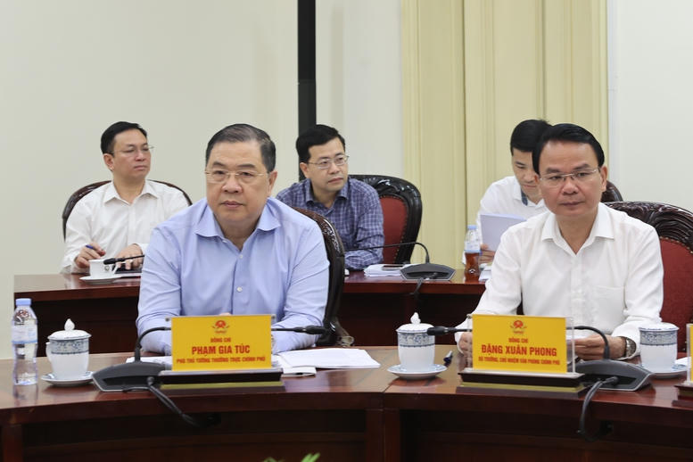 Phó Thủ tướng Thường trực Chính phủ Phạm Gia Túc; Bộ trưởng, Chủ nhiệm Văn phòng Chính phủ Đặng Xuân Phong dự cuộc họp - Ảnh: VGP/Nhật Bắc
