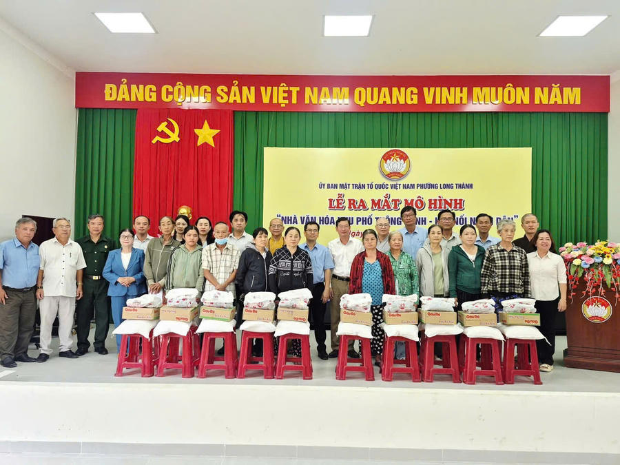 Tặng quà một số hộ gia đình.
