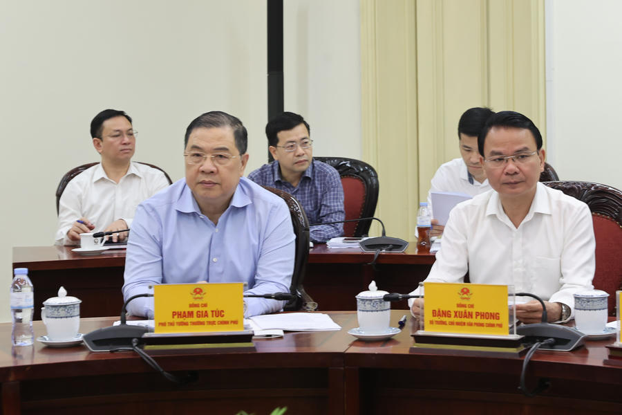 Phó Thủ tướng Thường trực Chính phủ Phạm Gia Túc; Bộ trưởng, Chủ nhiệm Văn phòng Chính phủ Đặng Xuân Phong dự cuộc họp - Ảnh: VGP