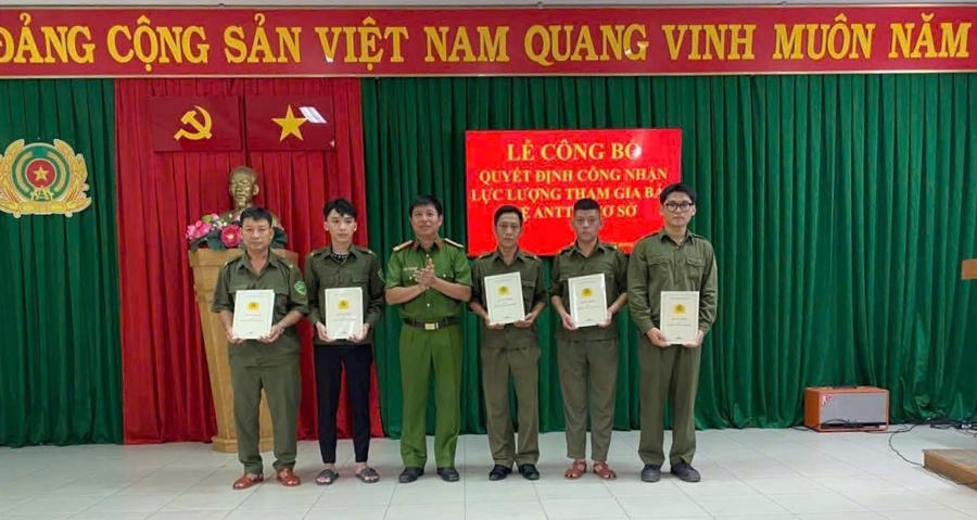 Công an phường Biên Hòa trao quyết định công nhận lực lượng tham gia ANTT ở cơ sở.