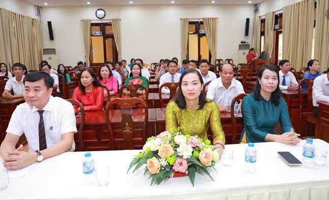Lãnh đạo phường và các cán bộ công chức tham dự hội nghị.
