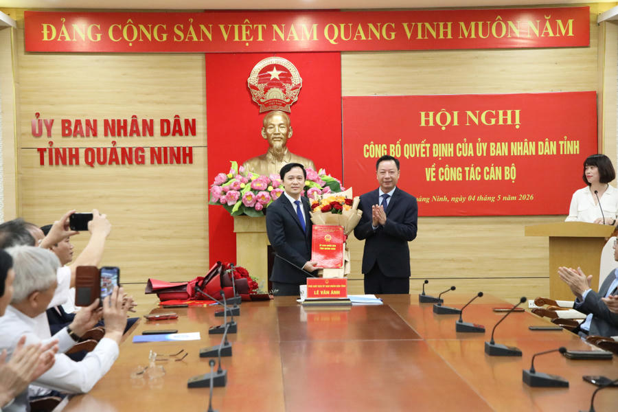 Ông Lê Văn Ánh, Phó Chủ tịch UBND tỉnh Quảng Ninh, trao quyết định bổ nhiệm ông Bùi Mạnh Hùng giữ chức Giám đốc Sở Y tế.