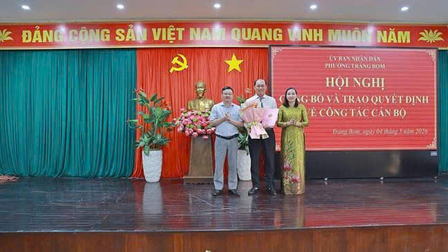 Lãnh đạo phường Trảng Bom tặng hoa chúc mừng.
