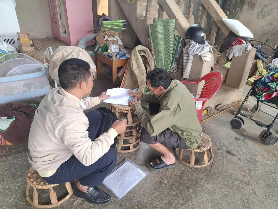 Cán bộ Quỹ Bảo vệ và Phát triển rừng tỉnh Điện Biên đến tận nhà hướng dẫn, hỗ trợ chủ rừng hoàn thiện thủ tục mở tài khoản tại bản Nà Luống, xã Nà Tấu, tỉnh Điện Biên.