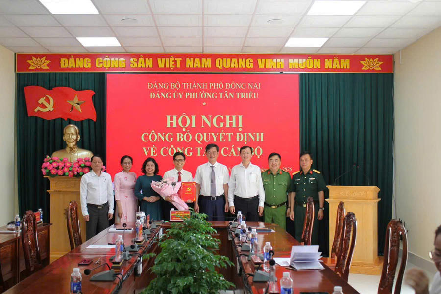 Đại diện Lãnh đạo Đảng ủy, UBND và các ban ngành phường Tân Triều chúc mừng ông Nguyễn Thúc Sơn trên cương vị mới.